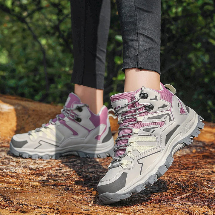 Damen Trekking-Schuhe, leicht & halbhoch, in Outdoor-Umgebung. Perfekt für Wanderungen.
