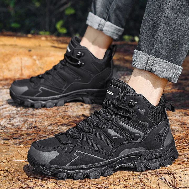 Seitliche Ansicht leichter halbhoher Damen Wanderschuhe, atmungsaktiv für Trekking & Outdoor.