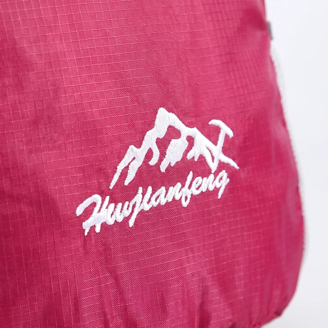 Person trägt leichten, unisex Faltrucksack beim Wandern, ideal für Outdoor-Aktivitäten & Sport.