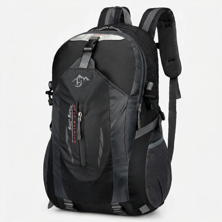 Rückenansicht des leichten Wanderrucksacks, atmungsaktives Tragesystem für Komfort bei Outdoor-Aktivitäten.