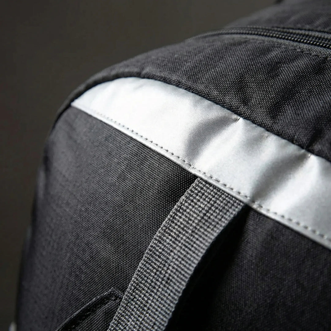Leichter Outdoor-Rucksack, Frontansicht mit praktischen Fächern, ideal für Trekking & Reisen.