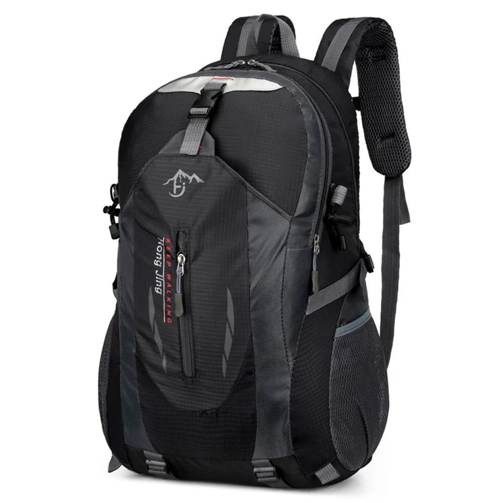 Person trägt leichten Unisex Wanderrucksack bei Outdoor-Tour, ideal für Sport & Reisen.