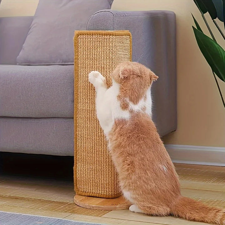 Kratzbrett aus Sisal und Holz für Katzen, schräg und robust gebaut. Optimal für die tägliche Krallenpflege.