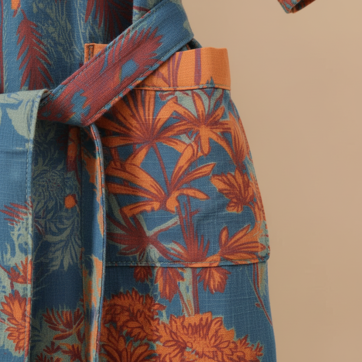 Eleganter Damen Kimono-Bademantel mit kurzen Ärmeln in lebhaftem Rot-Orange für den Sommer.
