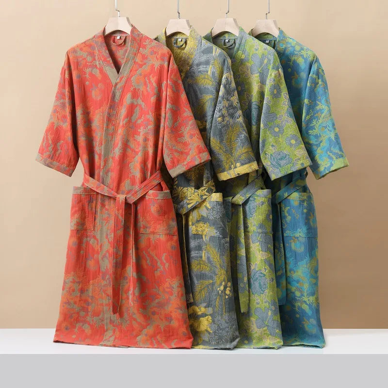 Damen Sommerkimono in Rot-Orange, kurzärmelig, perfekt als luftiger Bademantel für warme Tage.