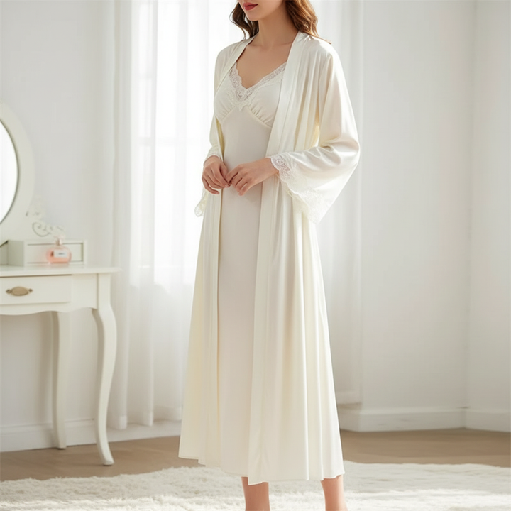 Elegantes Damen Morgenmantel & Slip Set aus Spitze. Komfortable Nachtwäsche für Frauen.