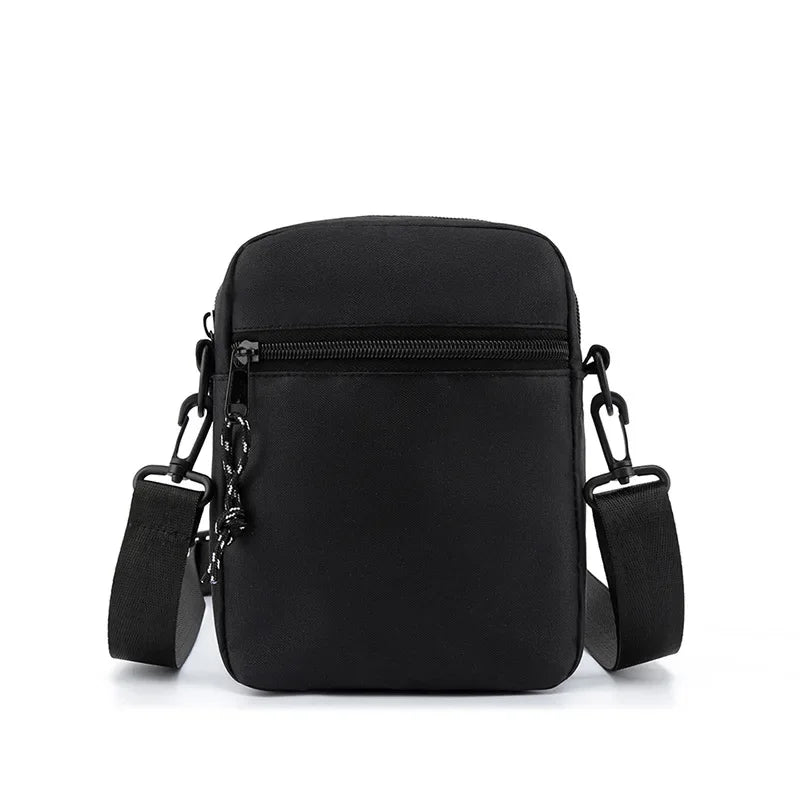 Aktive Person trägt robuste Unisex Crossbody-Umhängetasche. Freihändig für Alltag & Reise.
