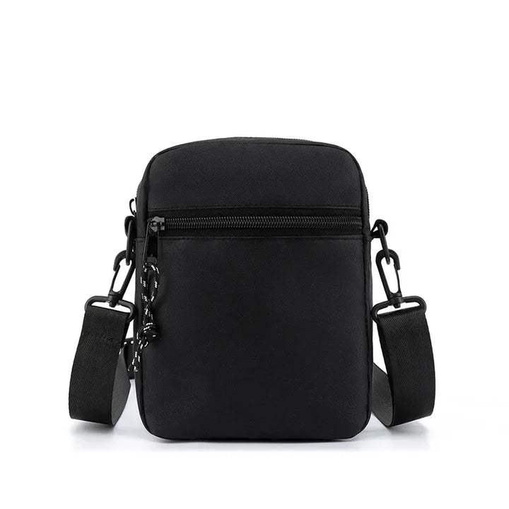 Aktive Person trägt robuste Unisex Crossbody-Umhängetasche. Freihändig für Alltag & Reise.