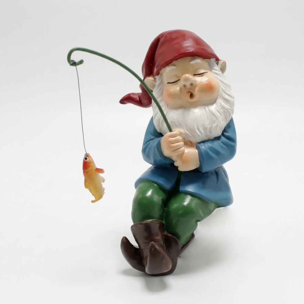Detailaufnahme des handbemalten Angelzwergs, eine verspielte Gartenfigur für draußen.