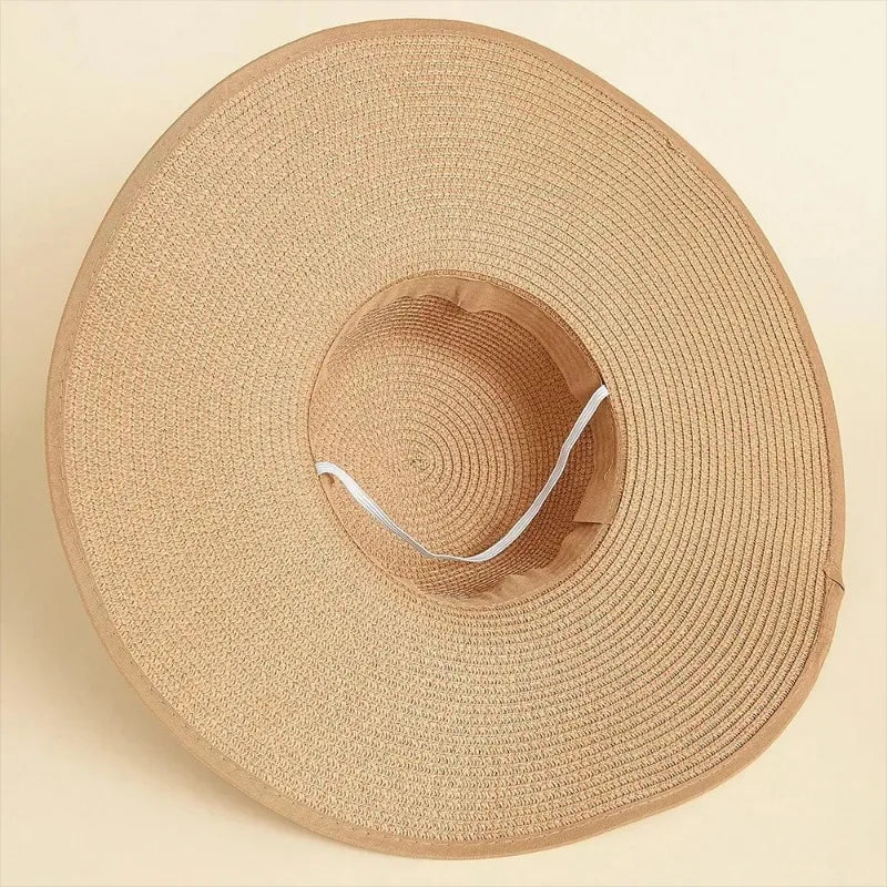 Sommerlicher Damen Strohhut mit Breitkrempe, schützt stilvoll vor Sonne.