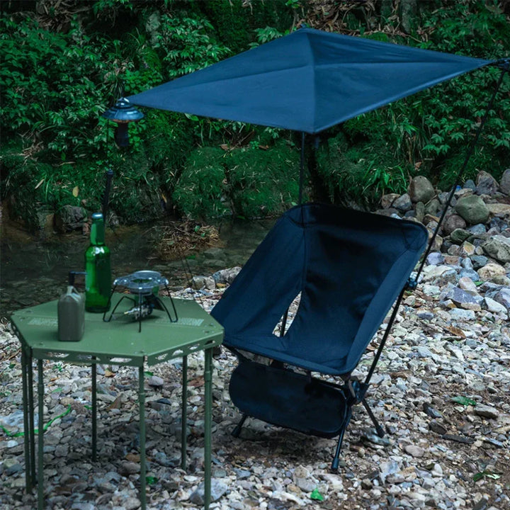 Entspannter Outdoor-Liegestuhl mit Sonnenschutz. Perfekt für unbeschwerte Freizeit im Garten, am Strand oder Camping.