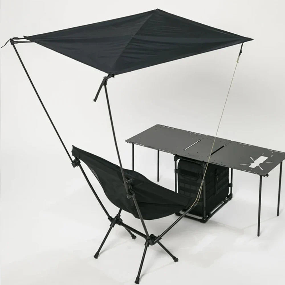 Komfortabler Klappstuhl mit Sonnenschirm für unbeschwerte Stunden im Freien. Ideal für Garten & Strand-Entspannung.