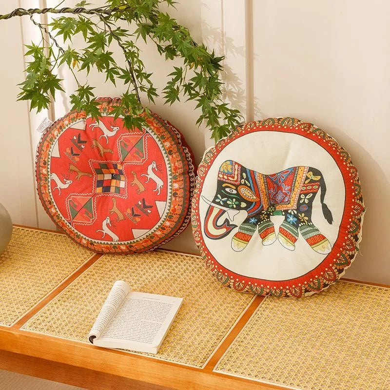 Vielseitiges rundes Bodenkissen, Boho-Design, als gemütliche Sitzgelegenheit oder Dekoration.