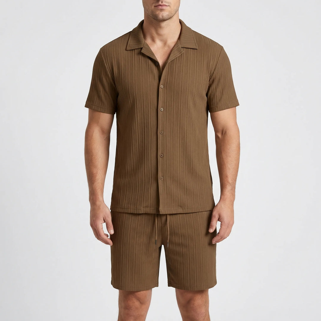 Trendiges Herren Sommer Set mit Kurzarmhemd und passenden Shorts. Müheloser Stil für heiße Tage.