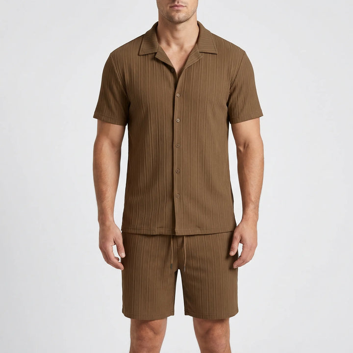 Trendiges Herren Sommer Set mit Kurzarmhemd und passenden Shorts. Müheloser Stil für heiße Tage.