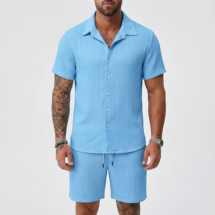 Lässiges Herren Kurzarmhemd & Shorts Set von Soltrek, vielseitig kombinierbar für Sommeraktivitäten.