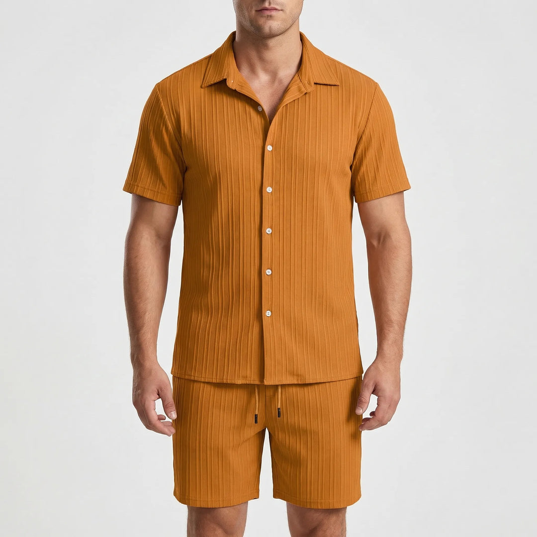 Perfektes Herren Urlaubskleidung Set: Kurzarmhemd & Shorts von Soltrek für entspannte Sommertage.