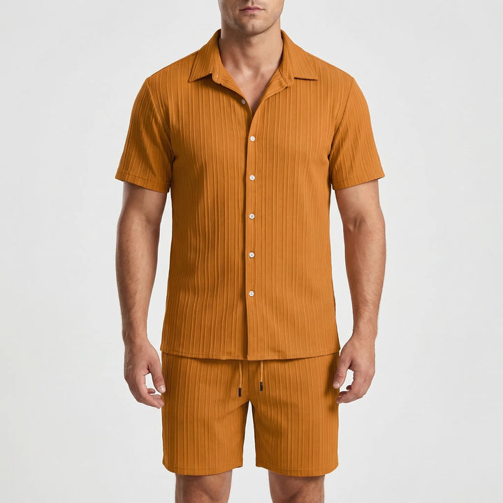 Perfektes Herren Urlaubskleidung Set: Kurzarmhemd & Shorts von Soltrek für entspannte Sommertage.
