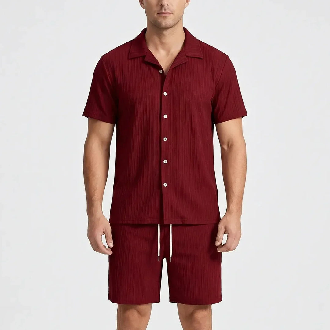 Sportlich-elegantes Herren Zweiteiler Set, Kurzarmhemd & Shorts, ideal für warme Sommerabende.