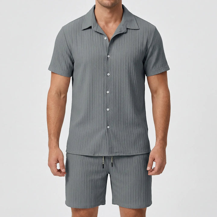 Stylisches Herren Zweiteiler Set: Kurzarmhemd & passende Shorts. Perfekt für mühelosen Sommer-Style.