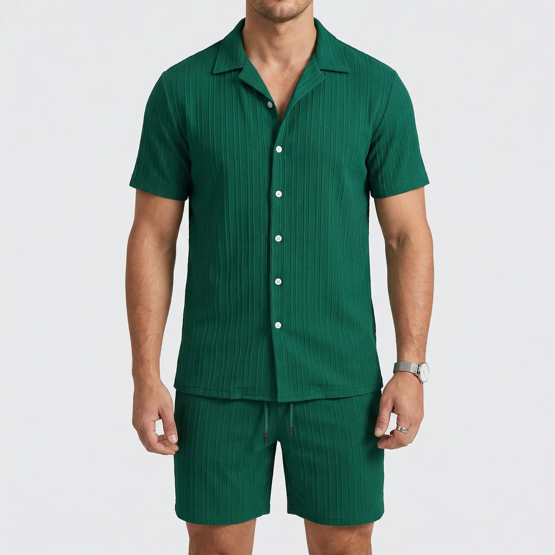 Komfortables Soltrek Herren Sommer Set, bestehend aus luftigem Kurzarmhemd und bequemen Shorts.