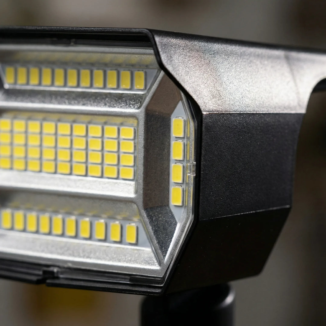 Heller, dimmbarer Solar LED Erdspießstrahler für stimmungsvolle Gartenbeleuchtung. Einfache Installation.