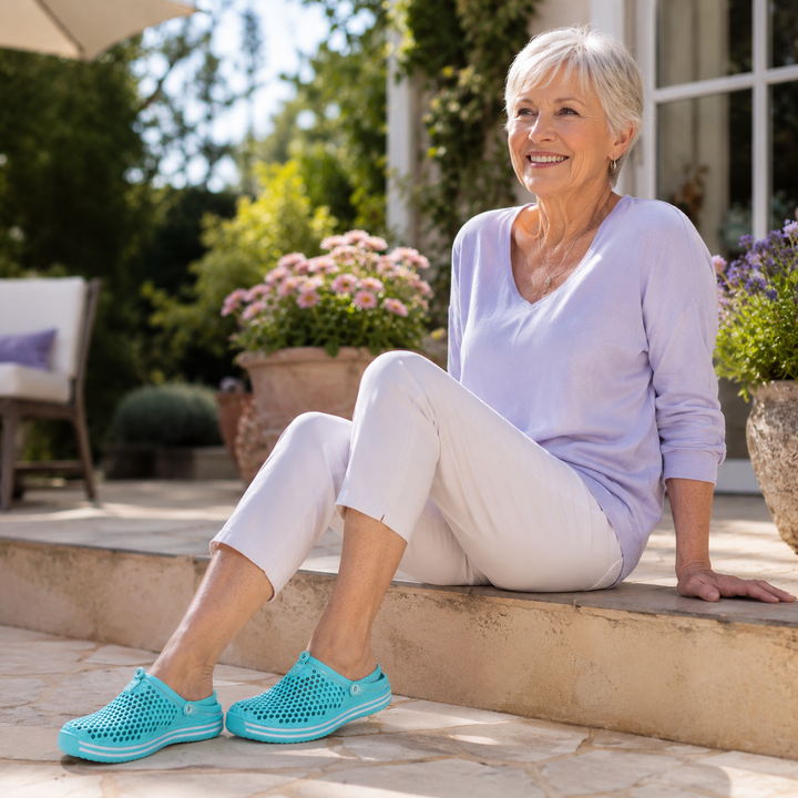 Durchbrochene Unisex Badesandale, belüftet, Slip-On, optimal für Strand, Pool und heiße Tage.