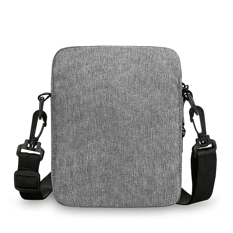Graue Oxford Umhängetasche für Herren, kleine quadratische Crossbody Bag. Ideal als stilvolle und kompakte Alltagstasche.