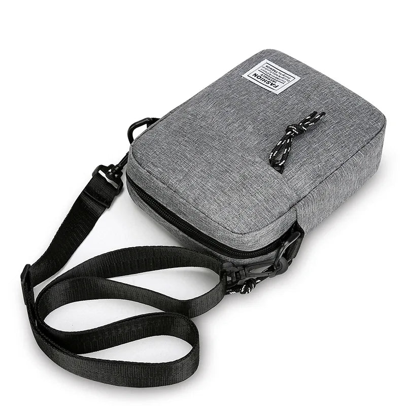 Vielseitige kleine quadratische Herren Umhängetasche in Grau. Robuste Oxford Crossbody Bag, ideal für Freizeit & Reise.