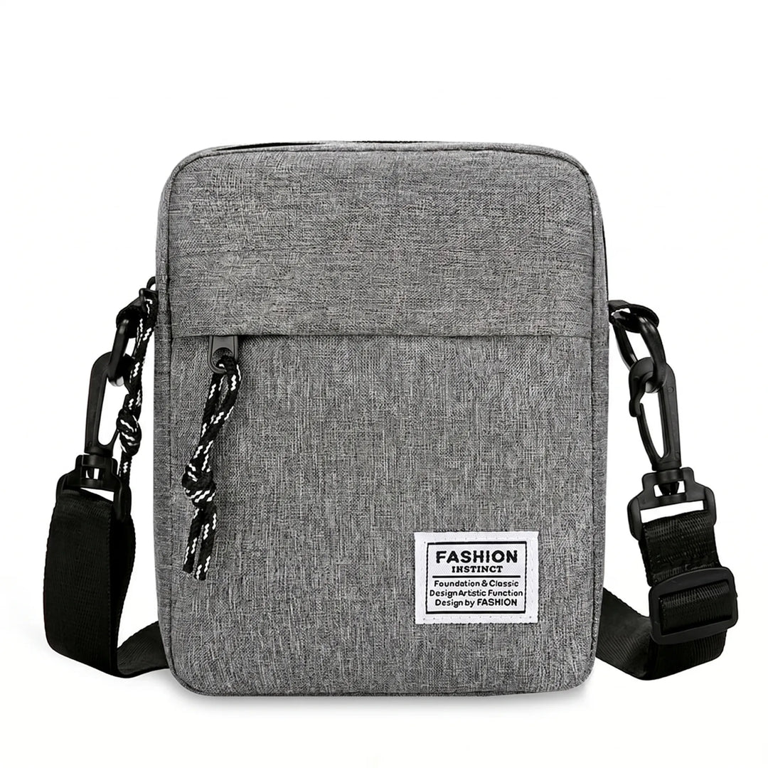 Stilvolle graue Herren Crossbody Bag, quadratisch. Kompakte Alltagstasche und Reisetasche, bequem über der Schulter.