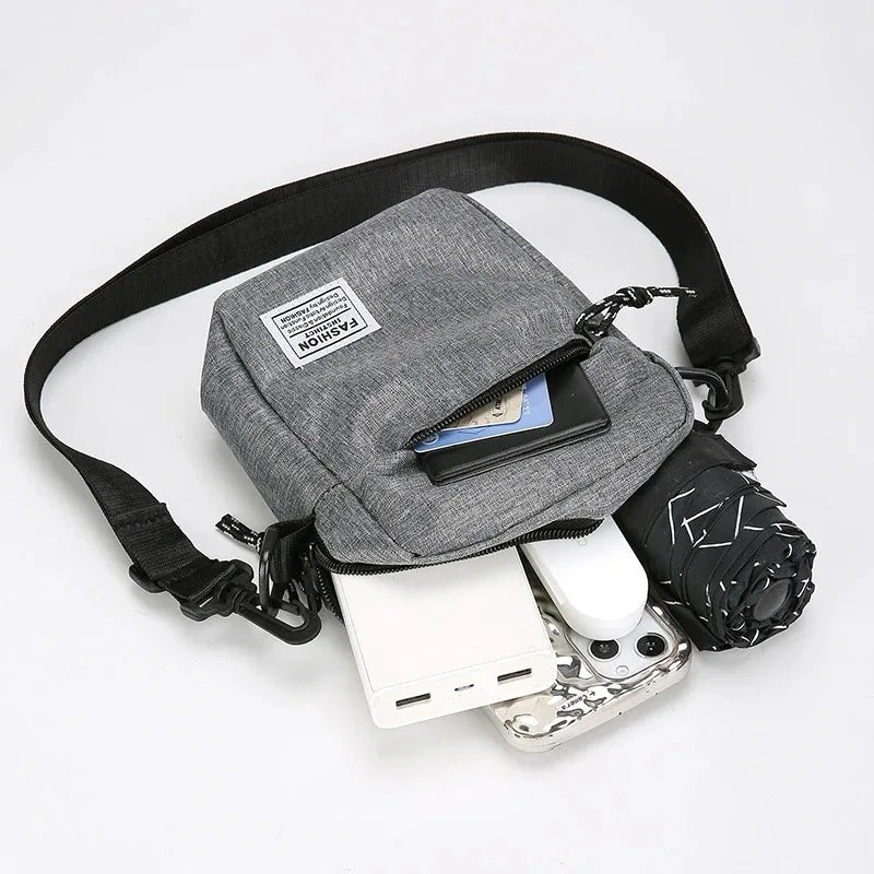 Schwarze quadratische Reisetasche für Herren, als Umhängetasche oder Crossbody Bag. Kompakte Oxford Tasche, sicher.