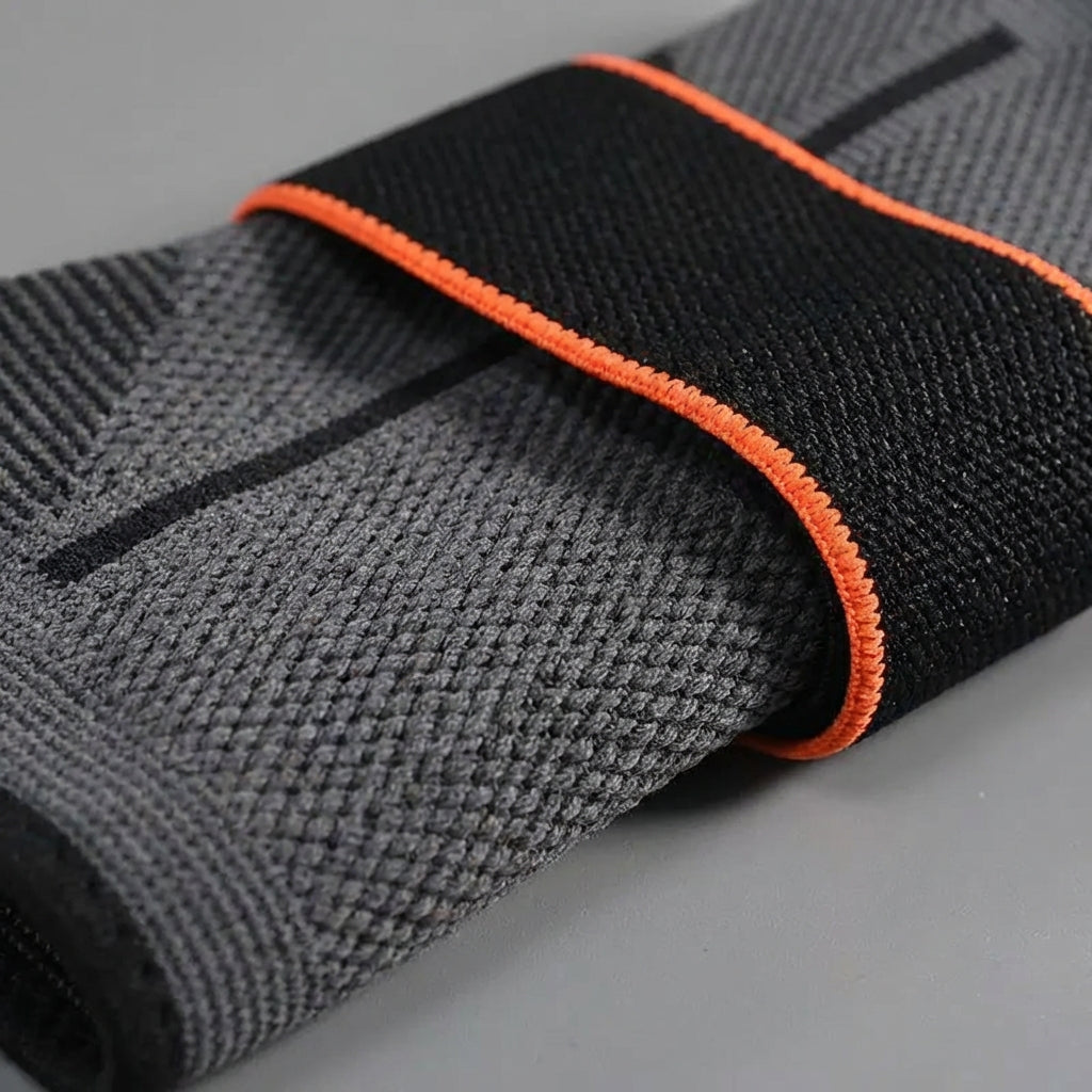 Ergonomische Kompressions-Knöchelstütze, schwarz, mit verstellbaren Riemen für optimale Gelenkstabilisierung.
