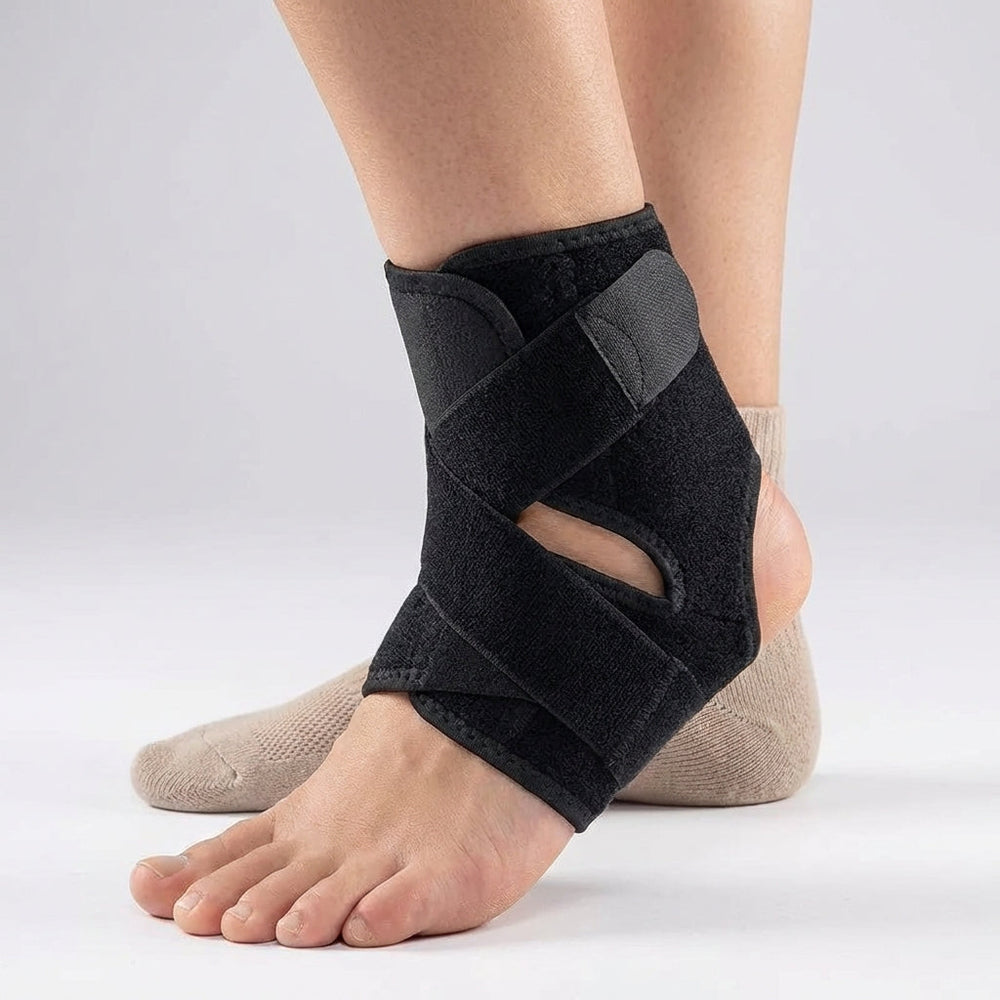 Verstellbare Knöchelbandage schwarz für Sportler, bietet Kompression, Halt und Schutz für den Knöchel.