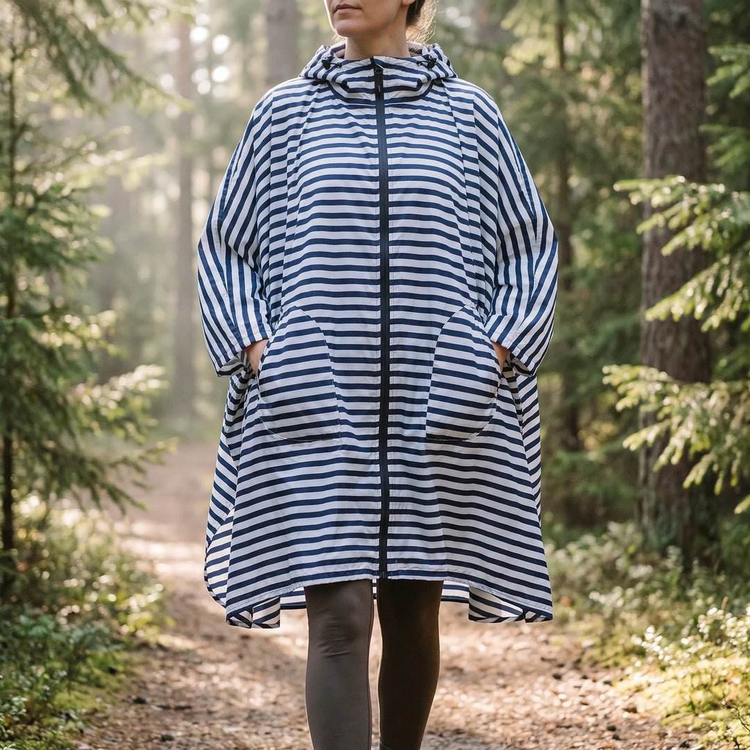 Herren Regenponcho mit Kapuze. Leichter, wasserdichter Wetterschutz für Outdoor & Festivals.