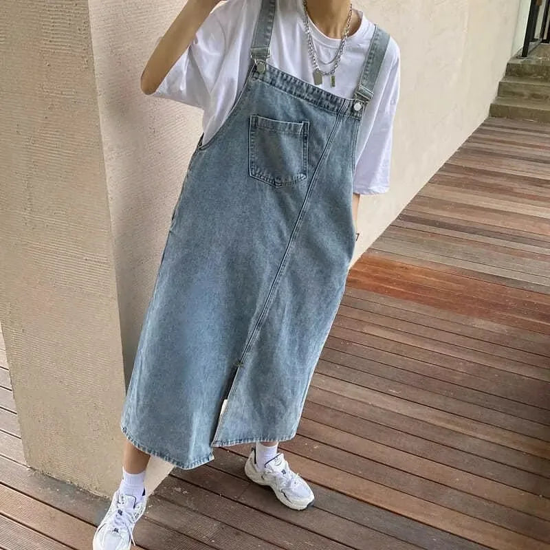 Lockeres blaues Damen Latzkleid Midi, ärmellos. Bequeme Passform, verstellbare Träger. Ideal für Freizeit.