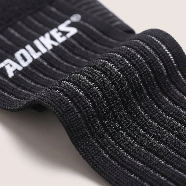 Knöchelbandage in Aktion; flexible, verstellbare Kompressionsbandage für Bewegung ohne Einschränkungen.