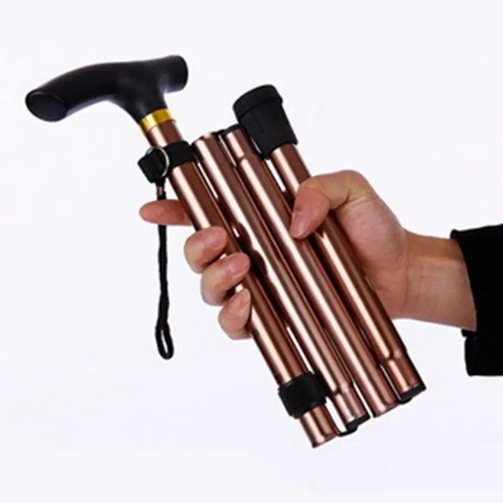 Frau/Mann geht sicher mit ergonomischem Teleskop-Gehstock auf Spaziergang, komfortabel & zuverlässig.