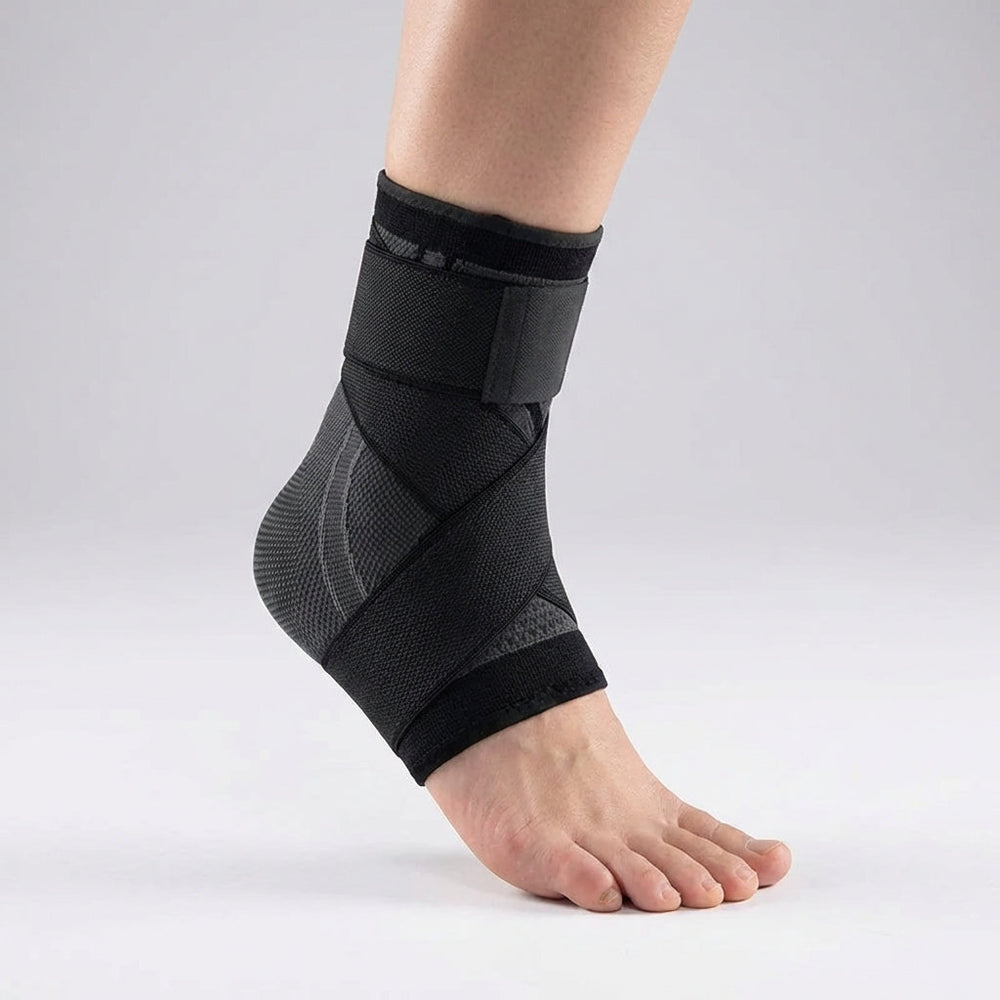 Schwarze Knöchelbandage mit Kompression zur Stabilisierung beim Laufen & Wandern.