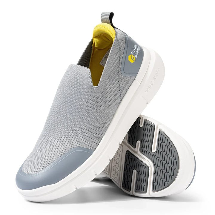Herren Komfort-Gehschuhe am Fuß, beim Gehen. Perfekt für lange Tage & gesunde Füße.