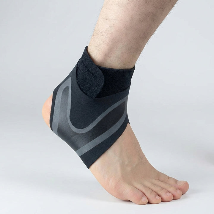 Leistungsfähige Knöchelstütze Sport für Athleten. Sorgt für Stabilisierung des Fußgelenks & Verletzungsprophylaxe beim Training.