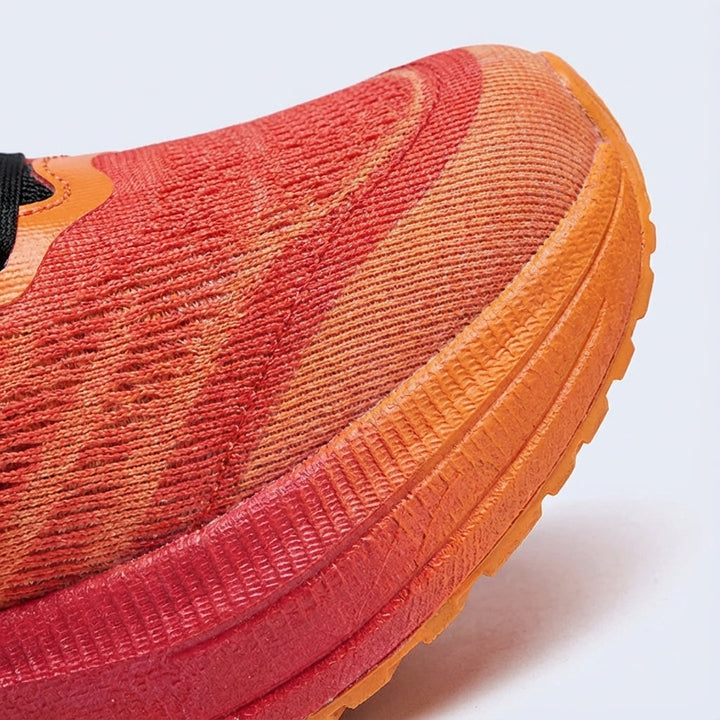 Moderner Schnürschuh für Herren, optimiert für Running mit Energiedämpfung.