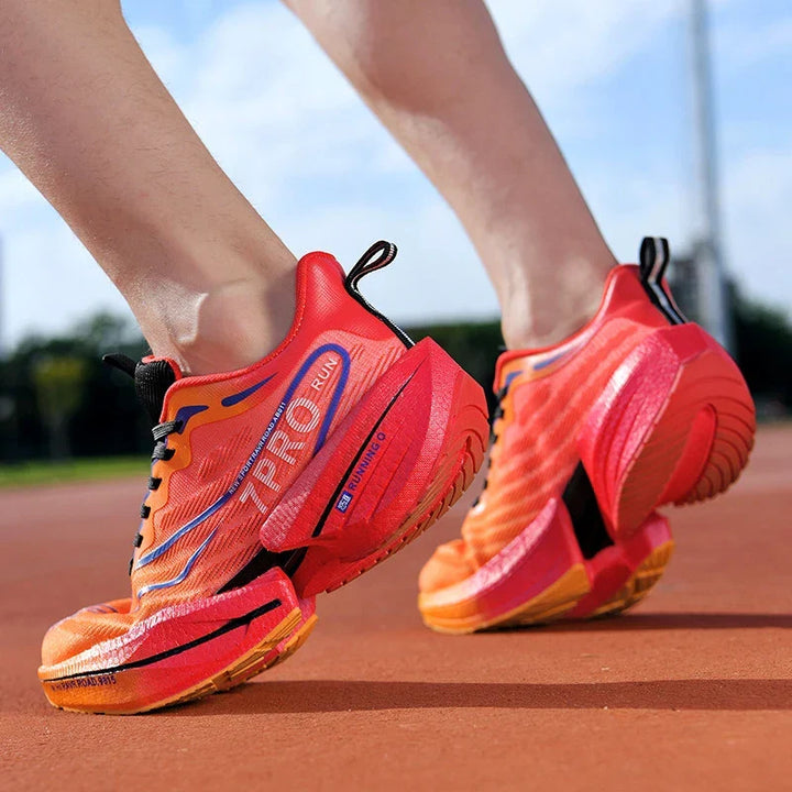Herren-Sportschuh mit Energiedämpfung für ein federndes Laufgefühl und Komfort.