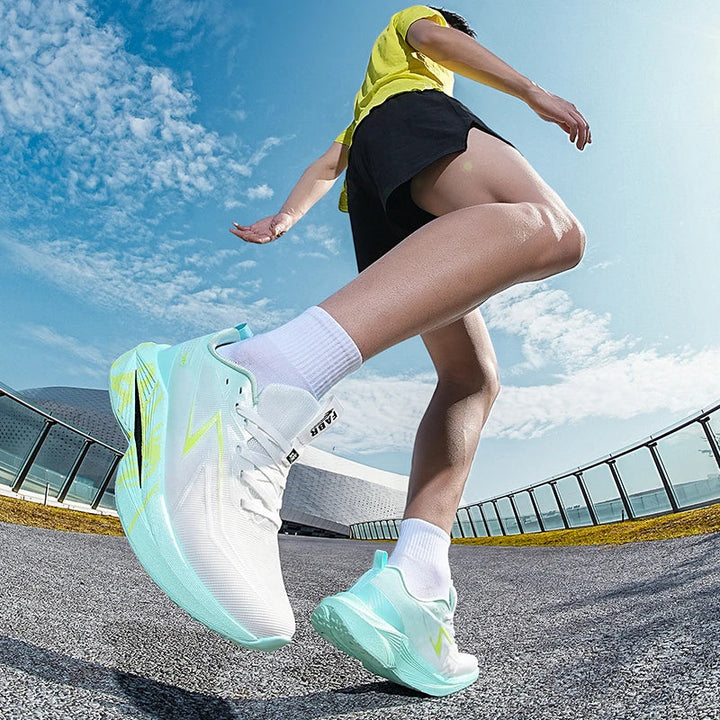 Dieser Leichtgewicht-Laufschuh unterstützt Läufer bei Marathon und Langstrecken auf der Straße.