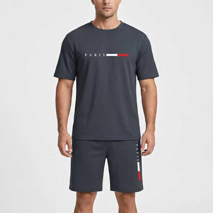 Mann trägt atmungsaktiven Herren Kurzarm-Trainingsanzug beim Joggen; ideal für Sommer Sport.