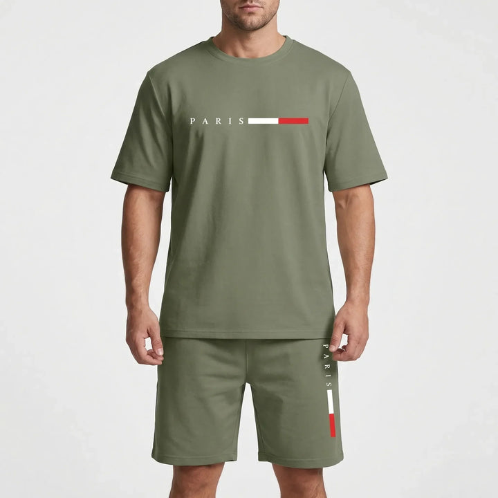 Modell präsentiert Herren Kurzarm-Freizeitanzug in Grau; komfortabel für Sport & Alltag.
