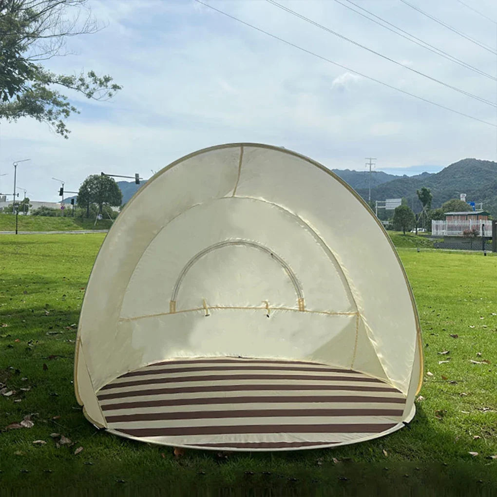 Entspannung pur: Khaki Pop-up Strandmuschel. Bietet kühlen Schatten & Schutz vor Sonne.