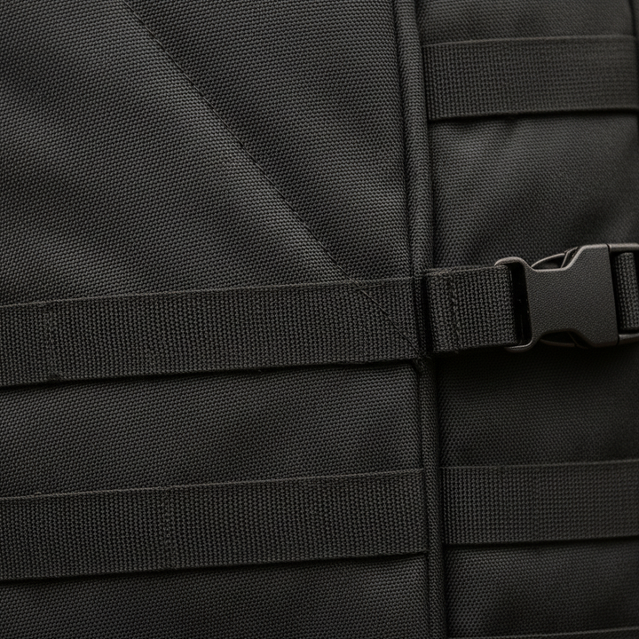 Detailansicht des robusten 50 Liter Outdoor Rucksacks mit Molle-Schlaufen und Reißverschlüssen.