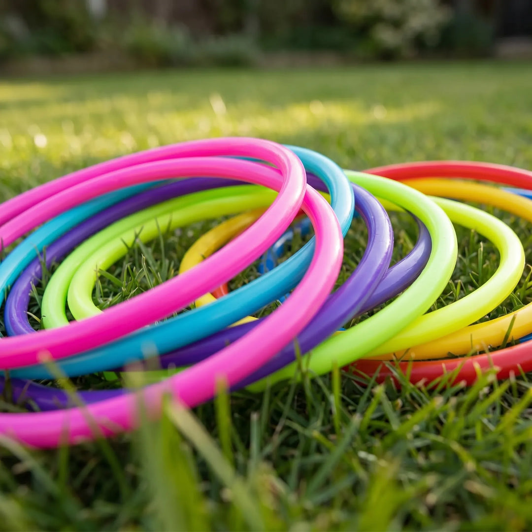 Kinder spielen fröhlich mit Wurfringen im Freien. Aktives Bewegungsspiel & Familienspiel für mehr Spaß.
