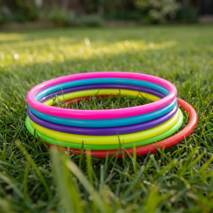 Nahaufnahme leuchtender Kunststoffringe für Kinder. Leichtgewichtige Aktivitätsringe, ideal für Sport Spielzeug.
