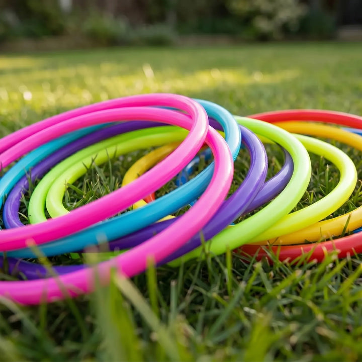 Familie genießt Outdoor Spiele mit farbigen Wurfringen im Garten. Tolles Bewegungsspiel für alle Altersgruppen.